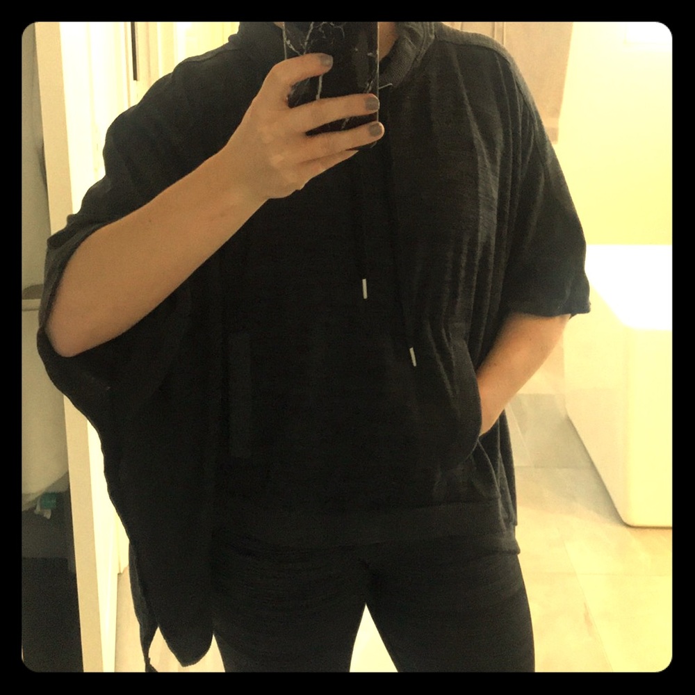 Athleta Poncho 🖤